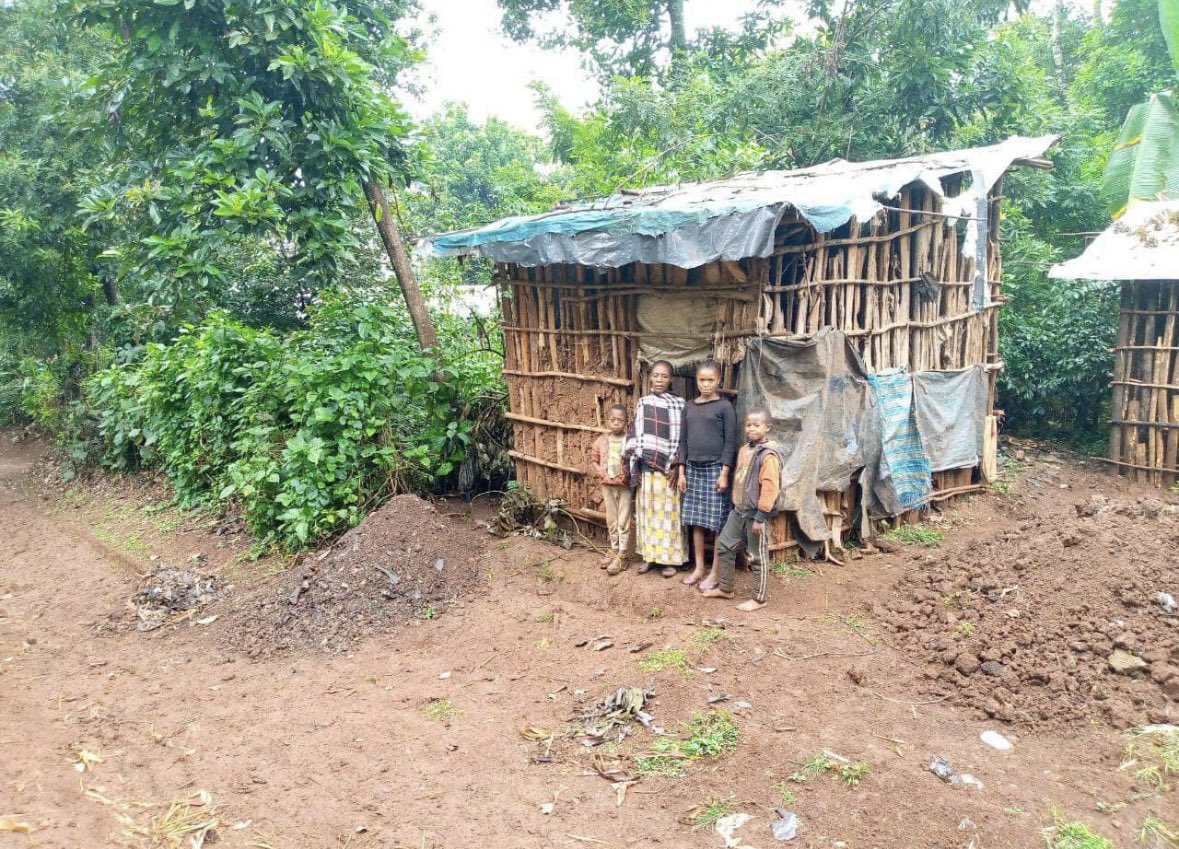 JMichael_Smith's tweet photo. Ardent Children Center staff and volunteers will rebuild four widows’ houses in #Yirgacheffe in the coming few days. Thanks for all volunteers and sponsors for rendering your helping hands!! 🙏🏼 🙏🏼

#ACC, #ArdentCoffee, #humanity, #RebuildingTogether https://t.co/02YWEoxHAX