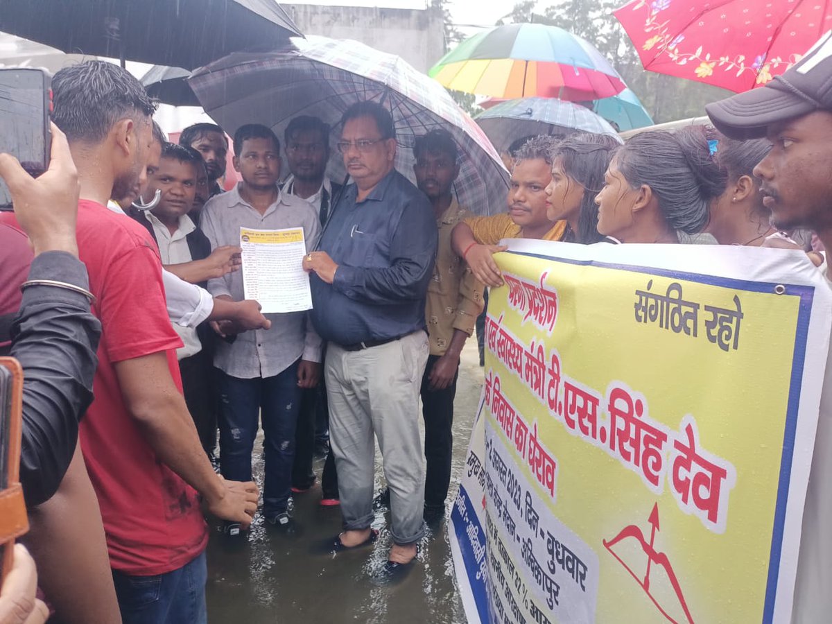 UdayPando's tweet photo. आज आदिवासी छात्र संगठन के द्वारा neet ug (mbbs &amp;bds) में 20 प्रतिशत आरक्षण के तहत् डीईमी द्वारा काउंसलिंग करने पर उप मुख्यमंत्री महोदय , चिकित्सा शिक्षा एवं स्वास्थ्य मंत्री  जी का निवास घेराव कार्यक्रम संपन्न हुआ! https://t.co/gSrq3zDRVt