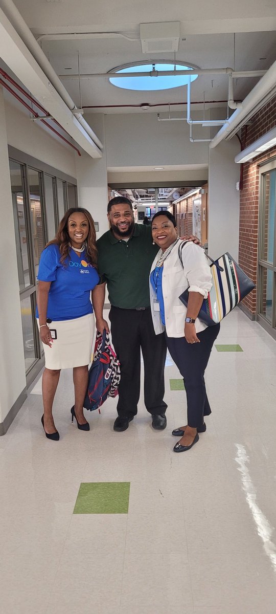 smithclass128's tweet photo. Look at Our Cluster School Media Specialist @APSWestManor Rocking Out on Day One with the Kids! @WMLOVESBOOKS is the epitome of collegiality in the Department from Feeder School!  Love what you are doing! See you soon @CascadeESMedCtr and @APSBeecher ! #SchoolJoy #FutureRaiders https://t.co/uEvzSnRzKU