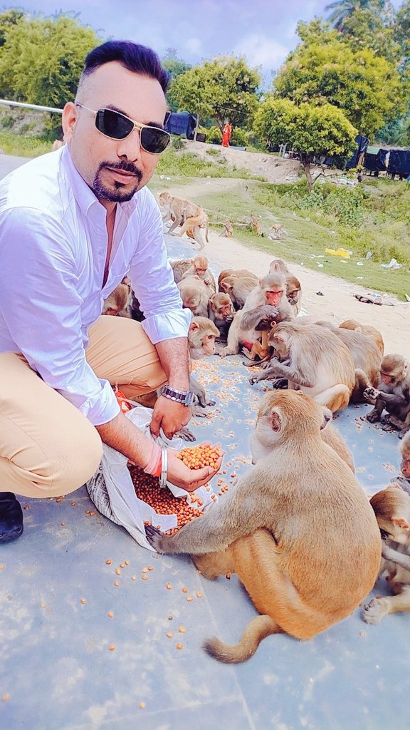 PRESIDENTIHRPO's tweet photo. "रोटी के बाद मनुष्य की सबसे बड़ी कीमती ��ीज उसकी संस्कृति होती है। "

दिनकर https://t.co/YKhuCDiFOO