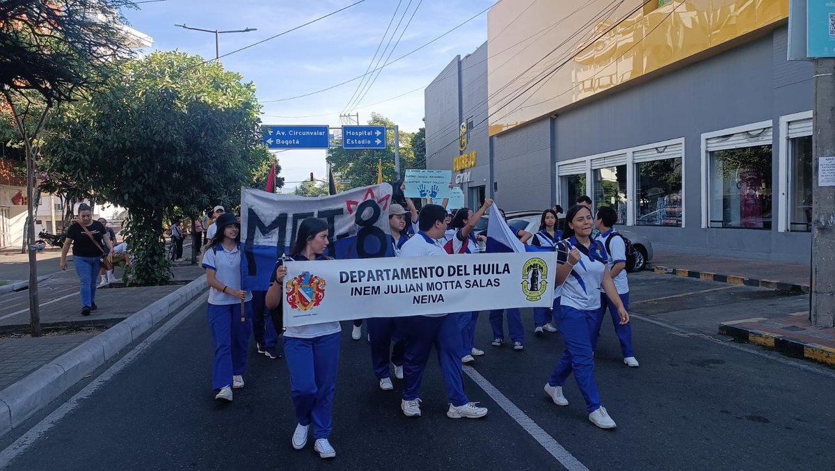 PrensaLaNacion's tweet photo. #EnImágenes  Estudiantes de los diferentes colegios de Neiva están protestando por la falta de los restaurantes escolares. https://t.co/YLkRKVBTRR