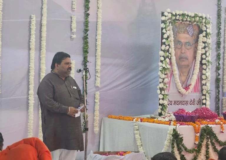yagywalkya's tweet photo. सर्वेषामेव भूतानां पापोपहतचेतसाम्। गतिमन्वेषमाणानां नास्ति गंगासभा गति:।।

@ABVPVoice के पूर्व राष्ट्रीय संगठन मंत्री एवं @RSSorg के पूर्व सह-सरकार्यवाह श्रद्धेय मदन दास देवी जी की पावन स्मृति में श्रीकृष्ण कृपा धाम-भीमगौड़ा, हरिद्वार में श्रद्धांजलि सभा का आयोजन किया गया. जिसमें उत्तराखंड के मा. मुख्यमंत्री श्री @pushkardhami, अभाविप के राष्ट्रीय सह-संगठन मंत्री श्री @PrafullaAkant , राष्ट्रीय स्वयंसेवक संघ के प्रांत प्रचारक डॉ. शैलेन्द्र, भाजपा के प्रधान कार्यालय प्रमुख एवं अभाविप के पूर्व राष्ट्रीय महामंत्री श्री महेन्द्र पांडे सहित अनेक कार्यकर्ताओं एवं नागरिकों ने स्व. मदन दास देवी जी को श्रद्धांजलि अर्पित की। 

श्रद्धांजलि सभा के पश्चात ब्रह्मकुंड घाट पर अभाविप के राष्ट्रीय संगठन मंत्री श्री @AshishSainram ने स्व. मदन दास देवी जी की अस्थियों को मोक्षदायिनी मां गंगा में प्रवाहित किया।