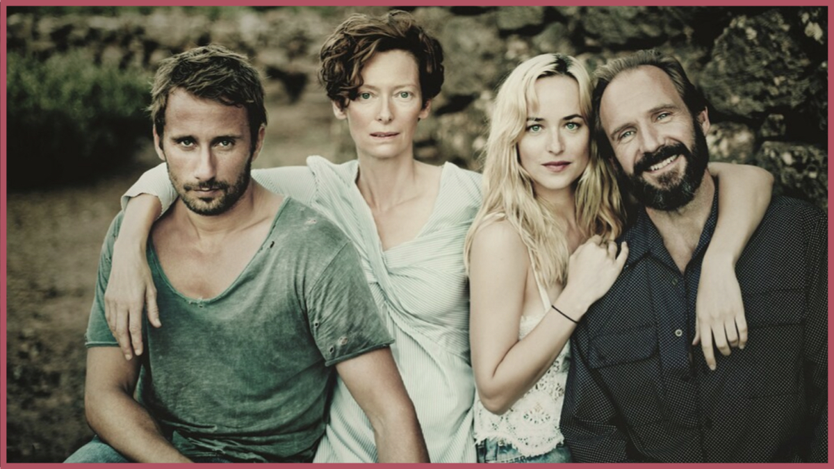 Liberamente ispirato a 'La piscina' di #JacquesDeray, #LucaGuadagnino sceglie #TildaSwinton, #MatthiasSchoenaerts, #RalphFiennes e #DakotaJohnson per un film ambientato a Pantelleria.
#ABiggerSplash è stato presentato in concorso alla 72ª #BiennaleCinema nel 2015.