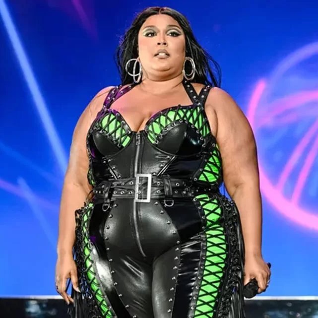 bchartsnet's tweet photo. Após denúncias contra Lizzo, a cineasta Sophia Nahli Allison revela que em 2019 foi contratada para dirigir um documentário sobre a artista e relata sua experiência: "Fui tratada com tanto desrespeito por ela. Testemunhei como ela é arrogante, egocêntrica e cruel." https://t.co/7DxQI7MgrK