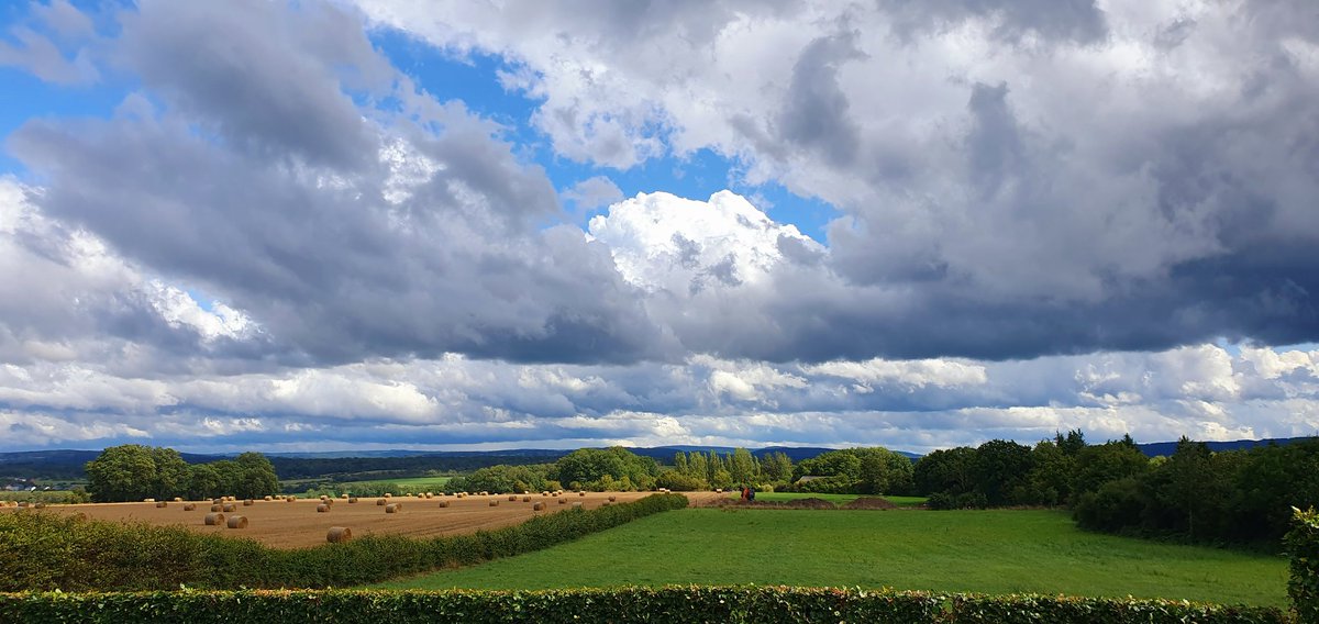 #vrtweer 
Petite-Enneille, Dubuy
Warme zonnestralen, stortbuien en stormwind, alles op een zakdoek