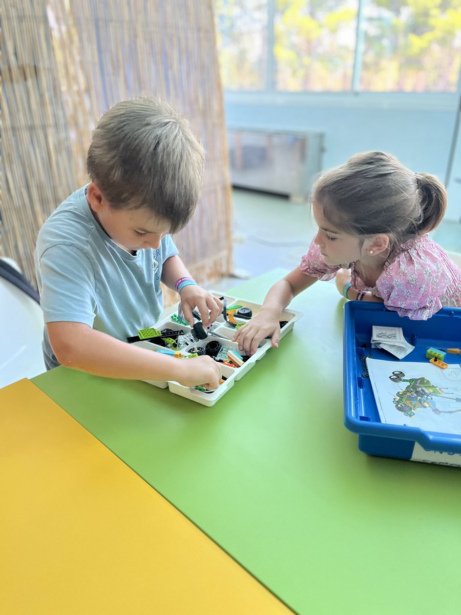 ¡Que levante la mano a quien le gusten los LEGO! 🙋‍♀️🙋¿A ti también? 
En el área de robótica, adaptamos el contenido a cada nivel para que los niños puedan montar sus inventos motorizados gracias a estas herramientas 🤖