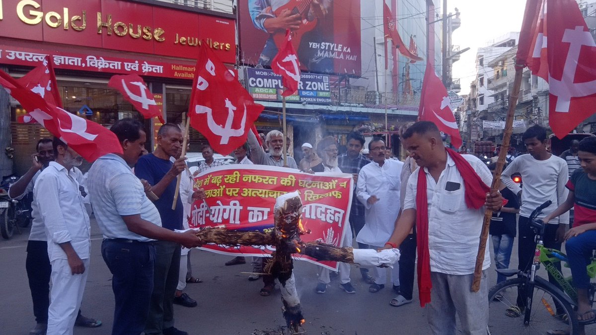 CpiPatna's tweet photo. आज CPI पटना जिला ने जयपुर मुंबई ट्रेन में यात्री को गोली मारकर हत्या करने की घटना ,हरियाणा में हुए साम्प्रदायिक हिंसा मणिपुर हिंसा के खिलाफ प्रधानमंत्री का पुतला दहन किया ।
@CPIBihar @ComradeDRaja https://t.co/r1amJ8ndM7