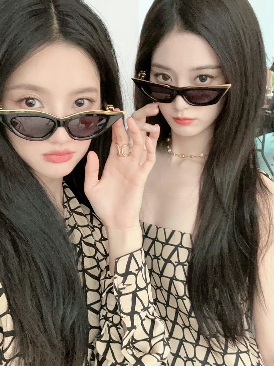 gugudan_iu's tweet photo. yixie friendship >>>>>>>>>>
#xuyiyang #liuxiening #yixie #徐艺洋 #刘些宁 #艺些 https://t.co/DH0DJKPLIS