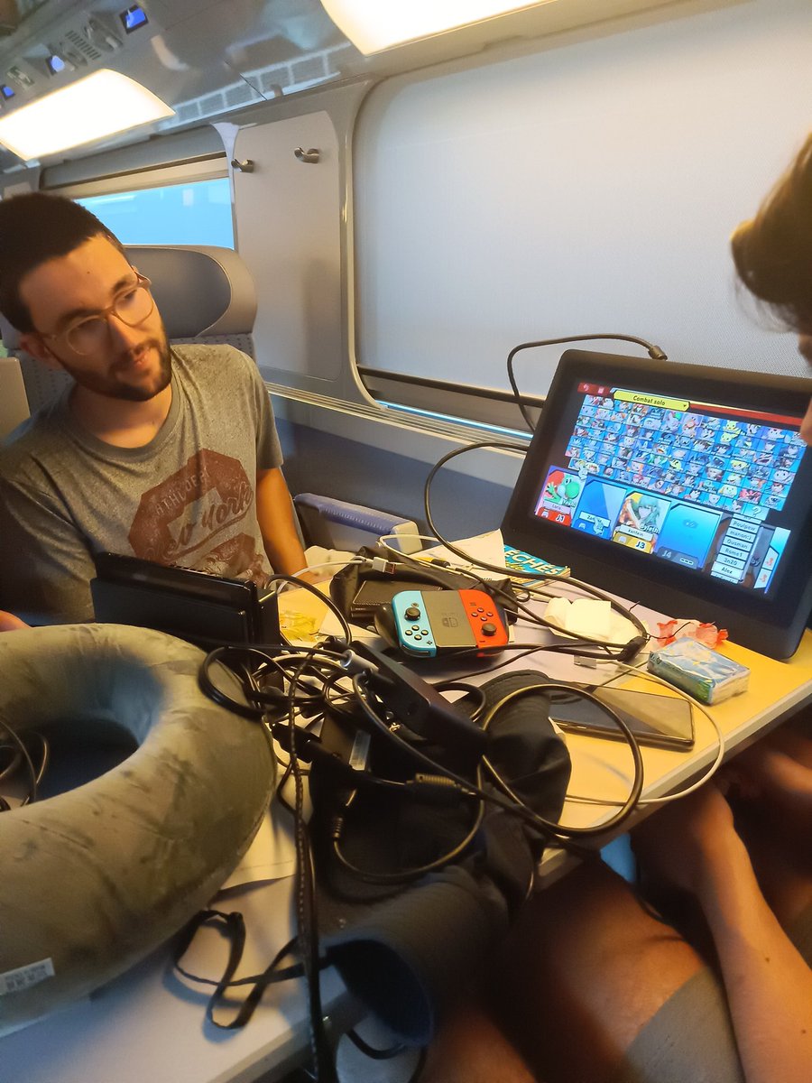 Lilitimus's tweet photo. Dans le train https://t.co/AdDOUKpJsG