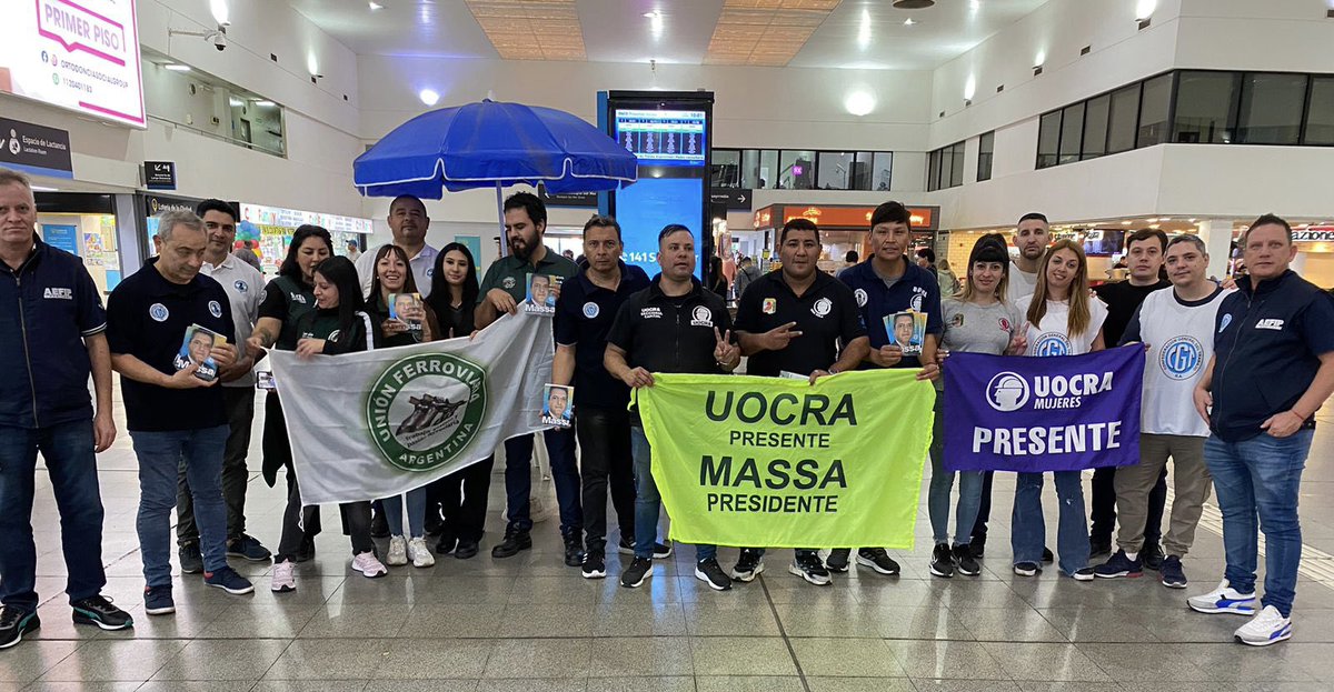 StreamComercio's tweet photo. 𝐒𝐞𝐠𝐮𝐢𝐦𝐨𝐬 𝐌𝐢𝐥𝐢𝐭𝐚𝐧𝐝𝐨  

Hoy junto a varios sindicatos salimos a militar a Nuestros Candidatos del @unionxlapatria ,volanteamos las estaciones de trenes de Once Constitución ,Retiro y Lacroze con la
consigna  #MassaPresidente 
@SergioMassa @Sergio_OrtizOk #CGT https://t.co/rxzxYXUV1g