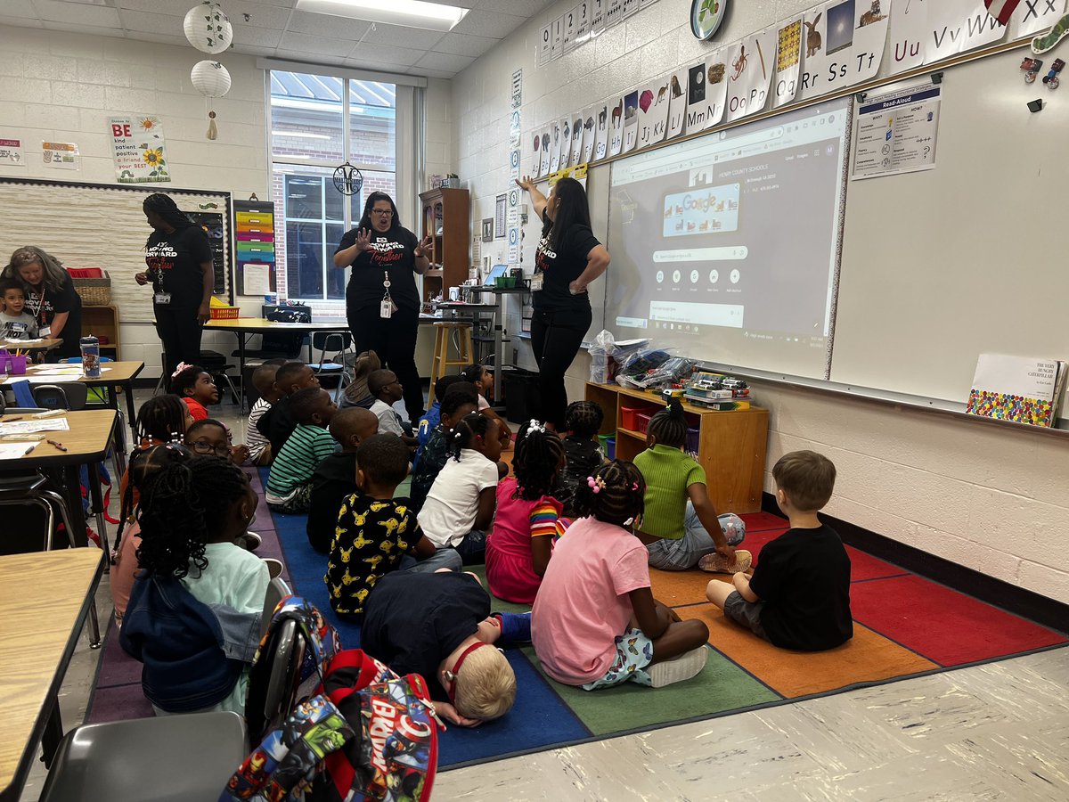 TermerionMLakes's tweet photo. Itβs a beautiful morning at @DES_HCS! Itβs the best first day ever for this incredibly engaging kindergarten class! #BestFirstDayEverHCS #HenryProud https://t.co/FgqgTgp7xB