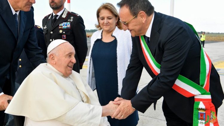 UniGregoriana's tweet photo. Oggi #2agosto è la memoria di San Pietro Favre, a cui è intitolata la nostra unità accademica che si occupa di #formazione e #formatori. Accompagni il Santo Padre nel suo incontro con i #giovani alla #GMG #Lisboa2023

📙 Scopri il Centro San Pietro Favre: https://t.co/mhrn5Bd9lQ https://t.co/F2lJRBflhD