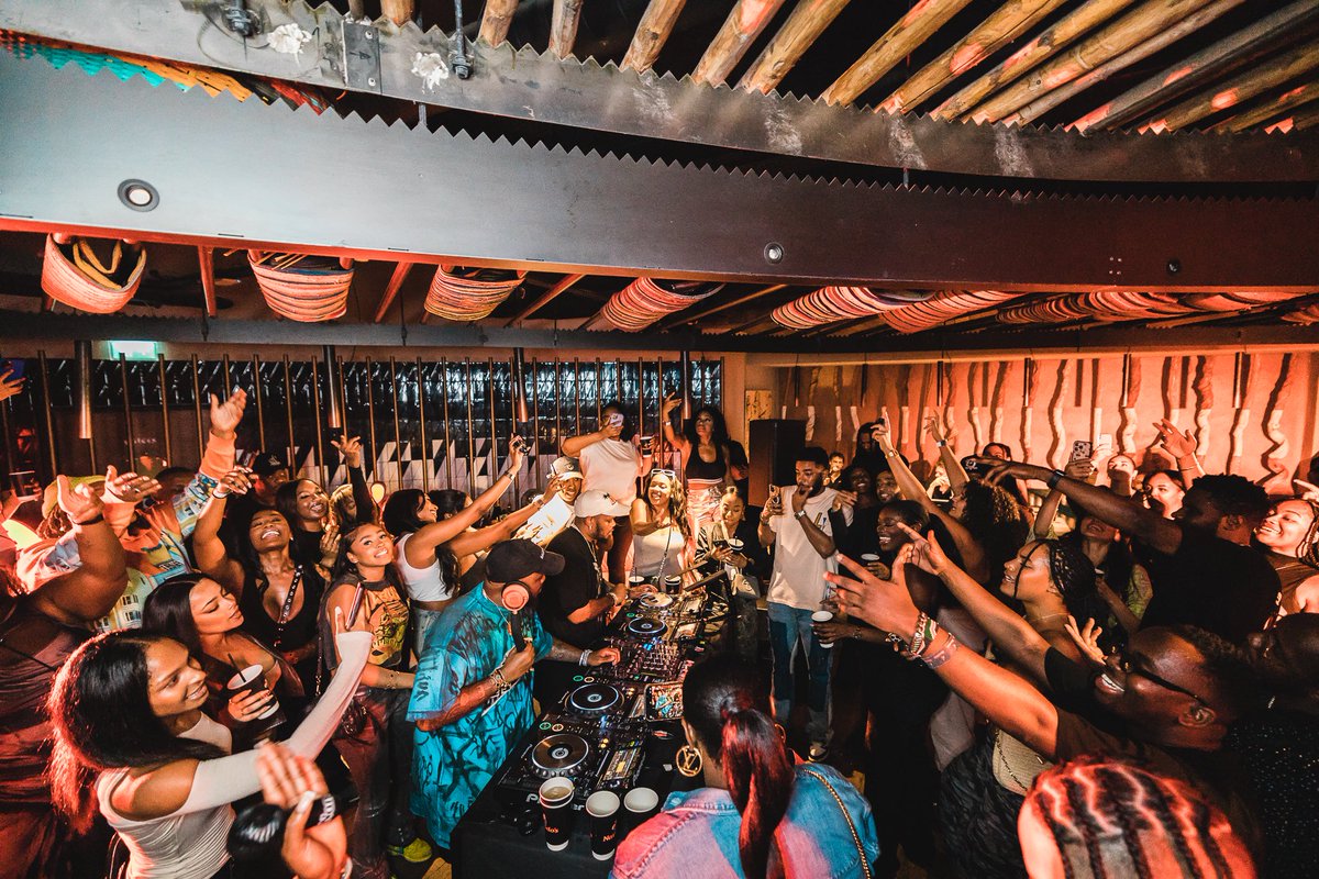 MAJORLEAGUEDJZ's tweet photo. CRAZY POP UP IN LONDON LAST NIGHTβ¦ BIG SHOUTOUT TO OUR PARTNERS @NandosUK β¦ WE GOT ONE MORE TONIGHT π¬π§πβ¦ SEE YOU THERE.. BIG VIBES π€πΎππ½ #MixItUp #PrettyVibesOnly https://t.co/VJCUlJEUTA