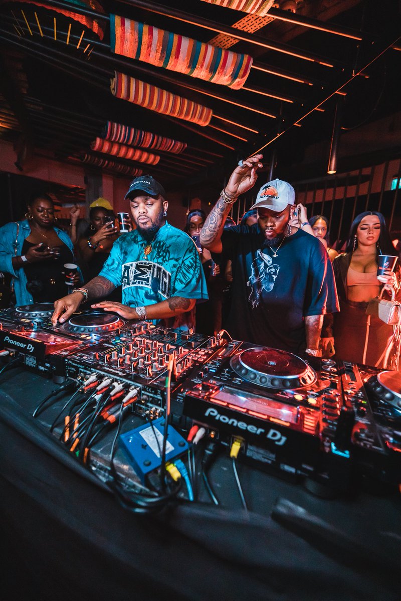 MAJORLEAGUEDJZ's tweet photo. CRAZY POP UP IN LONDON LAST NIGHTβ¦ BIG SHOUTOUT TO OUR PARTNERS @NandosUK β¦ WE GOT ONE MORE TONIGHT π¬π§πβ¦ SEE YOU THERE.. BIG VIBES π€πΎππ½ #MixItUp #PrettyVibesOnly https://t.co/VJCUlJEUTA