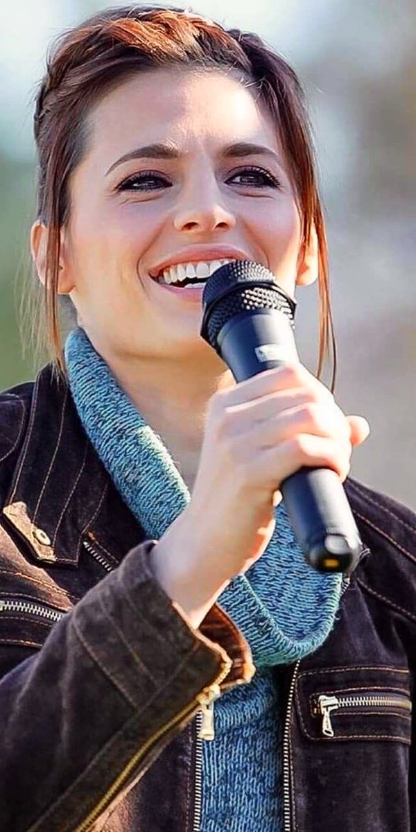 koshaid1's tweet photo. #WomanCrushWednesday 
#StanaKatic https://t.co/hQVtGwdA6B
