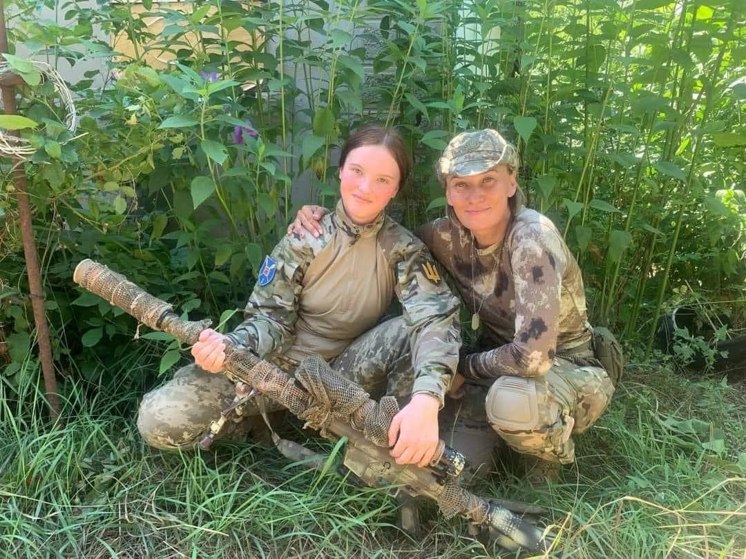 UKRINFORM's tweet photo. ❤️‍🩹На цих світлинах Ярослава Журавель - донька розвідника Ярослава Журавля
Різниця лиш у тому, що на одній - це маленька дівчинка, яка тримає портрет батька, який трагічно загинув на передовій на Донбасі.
А на інших - вже доросла Ярослава, яка вирішила наслідувати приклад батька-героя і продовжити його справу - стати військовою і захищати Україну від ворогів, а ще - неодмінно помститися за батька.

📷 Ігор Захаренко і Маруся Звіробій