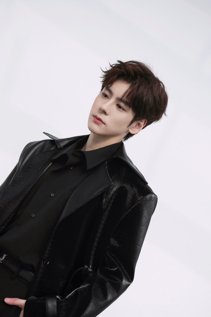WzmOfficial_'s tweet photo. [📸] 

美好周三～暗第营业上线

꒰ঌ┈┈┈┈┈┈┈┈┈┈┈┈┈ ໒꒱

#魏哲鸣 #魏哲鳴 #WeiZheming #위철명 #เว่ยเจ๋อหมิง #ウェイ・ジャーミン #MilesWe #今天weisday https://t.co/CJWNRhY4Vl