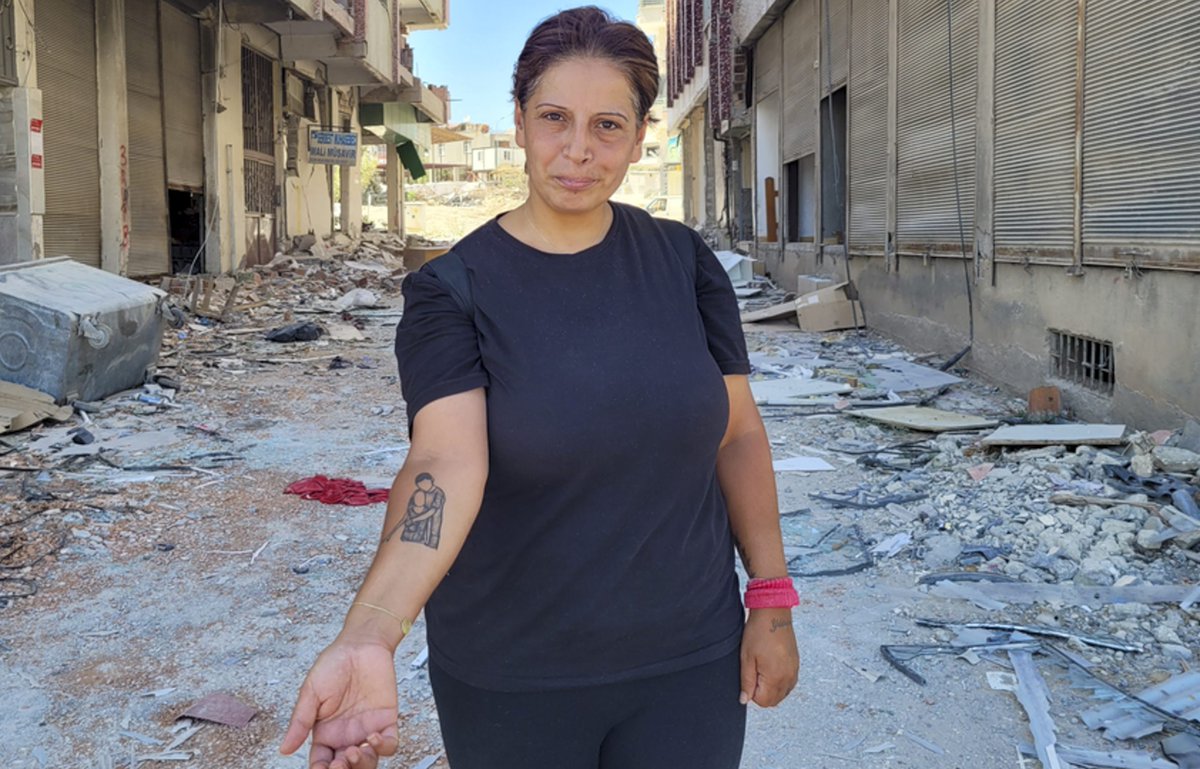 CARE-Nothelferin <a href="/SarahLEaster/">Sarah Easter</a> war kürzlich in der #Türkei. Während ihres Einsatzes hat sie mit der 38-jährigen Elcin gesprochen. Elcin hat während des Bebens beide Kinder verloren. Chronologie einer Katastrophe: care.at/sechs-monate-n…