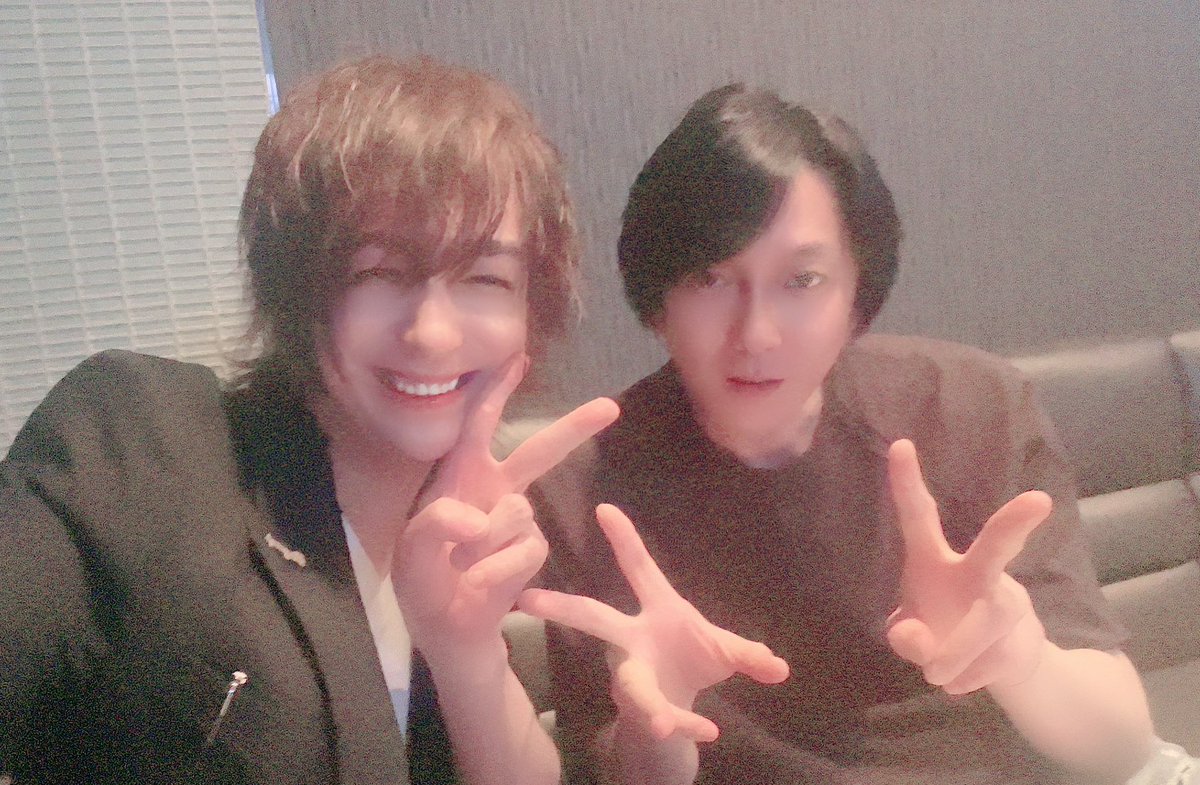 Touma5959's tweet photo. しゅうさんと⭐️

いつもありがとうございます😊

本日もロマンスでお待ちしております🍻

#ロマンス　#ホスト　#歌舞伎町　#BAR29    #大好きな先輩　#スーツ　#テキーラ https://t.co/52t5eUCpMX