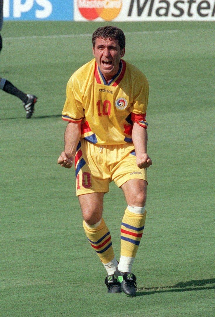 boboAnihilator's tweet photo. 🇷🇴| Uni suge pula alți mănâncă cuaiele
Gică Hagi după victoria cu Argentina la Cupa Mondială din 1994 https://t.co/2PzWbFVfFQ
