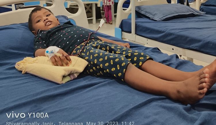 tpsf2019's tweet photo. *Please Save child sir🙏*    
@KTRBRS
@KTRoffice @TelanganaCMO
@ntdailyonline

      *మిత్రులందరికి  నమస్కారం  నాపేరు* *గుగులోత్ అశోక్, పంచాయతీకార్యదర్శి* గా వరంగల్ జిల్లా లోని రాయపర్తి మండలం లోని రాయపర్తి గ్రామ పంచాయతీ లో విధులు నిర్వహిస్తున్నాను., *నా యొక్క 3* *సంవత్సరాల వయస్సు గల కొడుకు* *తలసేమియా* అనే రక్తానికి సంబందించిన వ్యాధి తో  బాధపడుతున్నారు. అతనికి తను  9 నెలల బాలుడి వయసు ఉనప్పటినుండి, *ప్రతి  15 రోజులకు ఒక సారి హైదరాబాద్ లోని  హాస్పిటల్ లో బ్లడ్ ఎక్కిస్తున్నాను,* అప్పటి నుండి నేటి వరకు ఒక 50 సార్లు రక్తం ఎక్కించ్చాము, రక్తం ఎక్కించక పోతే  ఇలాంటి పిల్లలు బతకరు. *ఈ వ్యాధికి శాశ్వత పరిష్కారం ఏమిటంటే., ఎముక ములుగా మార్పిడి చికిత్స (BMT )ఇది చాలా కాంప్లెక్స్* *ట్రీట్మెంట్* , దీనికి గాను ఎముక ములగ దాత (Donor )నా *యొక్క 6 సంవత్సరాల కూతురు*  తన నుండి *ఎముక ములుగా* ను సేకరించి నా కొడుకుకి ఆపరేషన్ చేసి ఎక్కిస్తారు.. *ఇది చాలా ఖర్చు తో కూడుకున్న ట్రీట్మెంట్ నా యొక్క కొడుకు కి బెంగళూరు లోని నారాయణ హృదయ లయ హాస్పిటల్ లో ఈ నెల   అడ్మిట్ తేదీ ఇచ్చినారు దీనికి గాను అయ్యే ఖర్చు సుమారు 35-40 లక్షల దాకా అవొచ్చు అని తెలిపినారు ఒక  సంవత్సర కాలం పాటు హాస్పిటల్ లోనే follow up ఉండాల్సి ఉంటుంది అన్నారు..* 
దయామయులైనమిత్రులు మీకు తోచిన ఎంతో కొంత ఆర్ధిక సహాయం చేసి నా కొడుకుని కాపాడగలరని వేడుకుంటున్నాను..
 **మీకు తోచిన సహాయం ను ఈ క్రింది ఫోన్ నెంబర్ కి గూగుల్ పే /ఫోన్ పే /pay* *tm చేయగలరని ప్రార్ధిస్తున్నాను...* 🙏

 *9963899318 :GUGULOTH* *ASHOK**

 *Bank a/c no:62205068909* 
 *Ifsc :SBIN0020303* 
 *STATE BANK OF INDIA* 
 *WARDHANNAPET BRANCH*