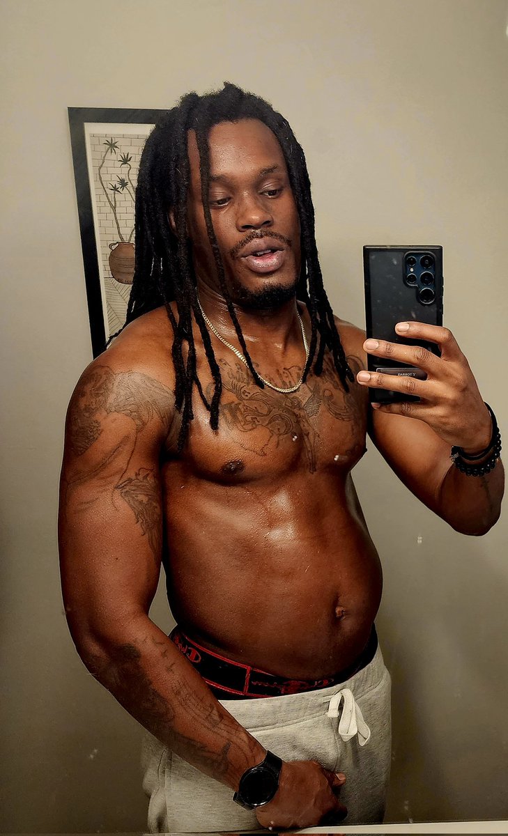 Arm and chest day complete! I hope yall went and listened to my latest track 👀