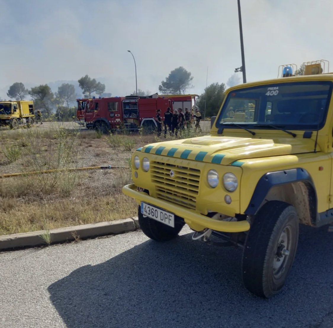 ADFPiera's tweet photo. Ahir vam donar suport al #IFCollbató amb dos voluntaris i un vehicle. Alhora és van activar altres voluntaris al parc per tal de respondre rapidament en cas d’un altre foc a la zona. Us recordem que en cas de columna truqueu al 112
@ADFElBruc  #gepif @bomberscat @viladepiera https://t.co/QL8sg8Pxsi