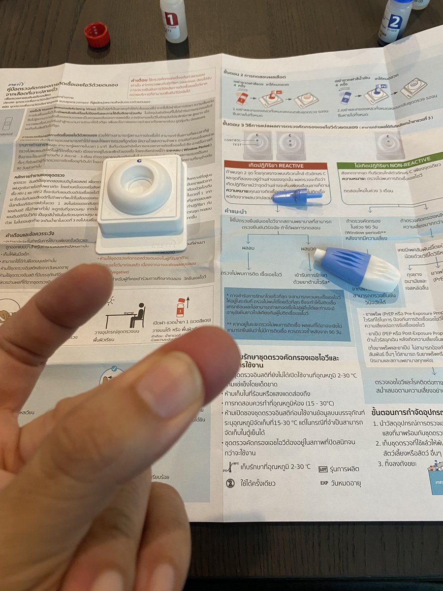 The2211nist's tweet image. รีวิว #ชุดตรวจHIV #อินสติ #insti รู้ผลเบื้องต้นภายใน 5 นาที ฉบับที่คนกลัวเข็มก็ทำได้
📌ในซองมีคู่มือมาให้ ทำตามได้ง่ายมาก
1. เริ่มต้นจากล้างมือให้สะอาด แกะซองตลับชุดตรวจออกมาวางไว้
2. เปิดขวดน้ำยาเบอร์ 1 ไว้รอ
3. นวดคลึงปลายนิ้วกลางของมือข้างที่ไม่ถนัด