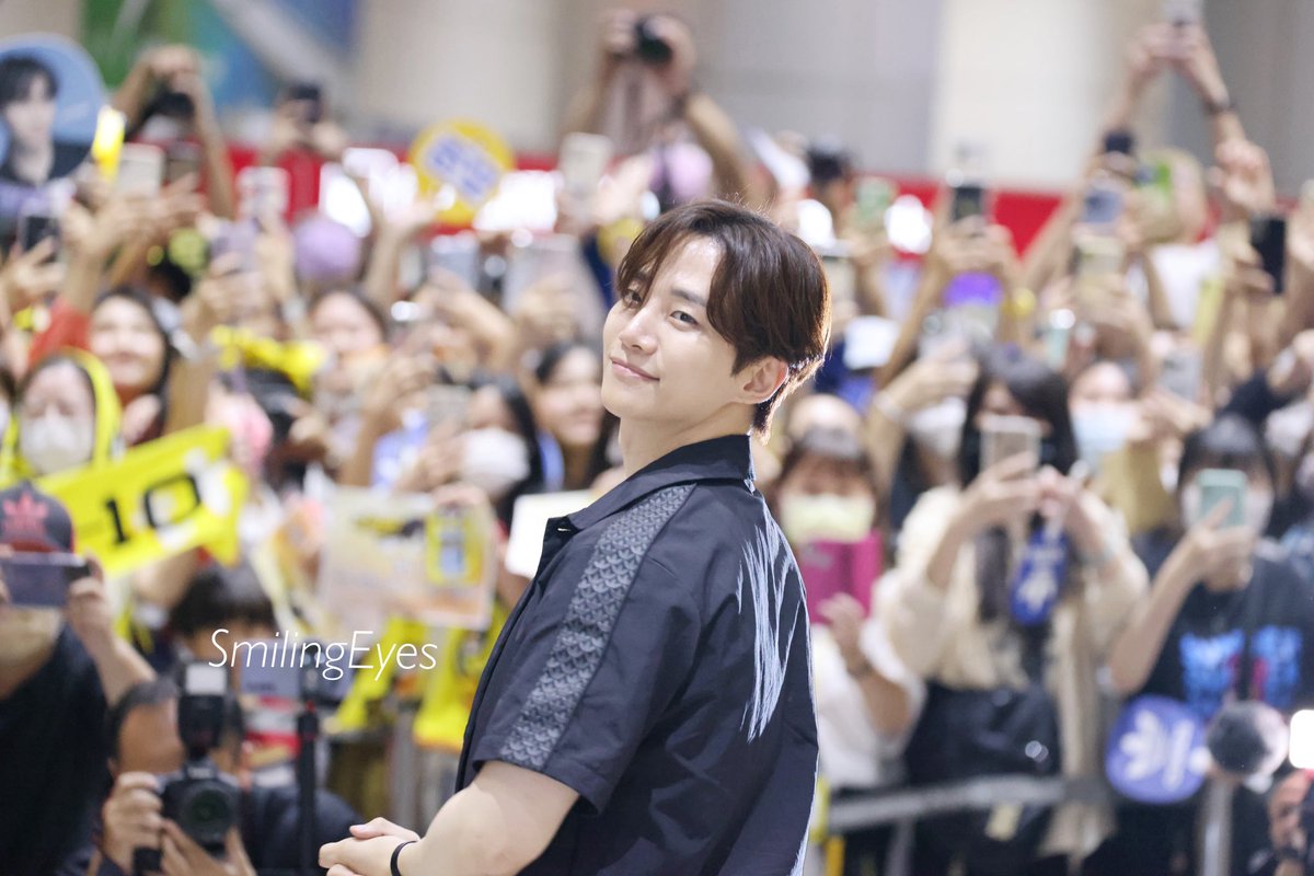 KenixNuneo's tweet photo. 230802 Junho greeted fans upon arrival in Taipei https://t.co/EaHjSoTNhX