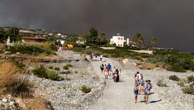 Yunanistan Başbakanı Miçotakis, Rodos'taki yangın nedeniyle tatilini yarıda kesmek zorunda kalan turistlere, bir hafta ücretsiz tatil imkanı sunacaklarını açıkladı.