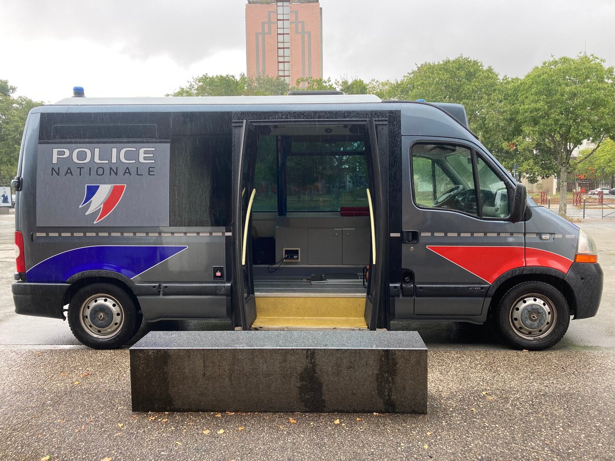 Prefet86's tweet image. #AVosCôtés tout l'été
🚔Première journée du poste de police mobile
🎯permettre de réaliser vos démarches : information, signalement, plaintes
📍aujourd'hui au marché des Couronneries à #Poitiers
⏱jusqu’à 13h, 2 agents de la @PoliceNationale de la #Vienne86 vous accueillent