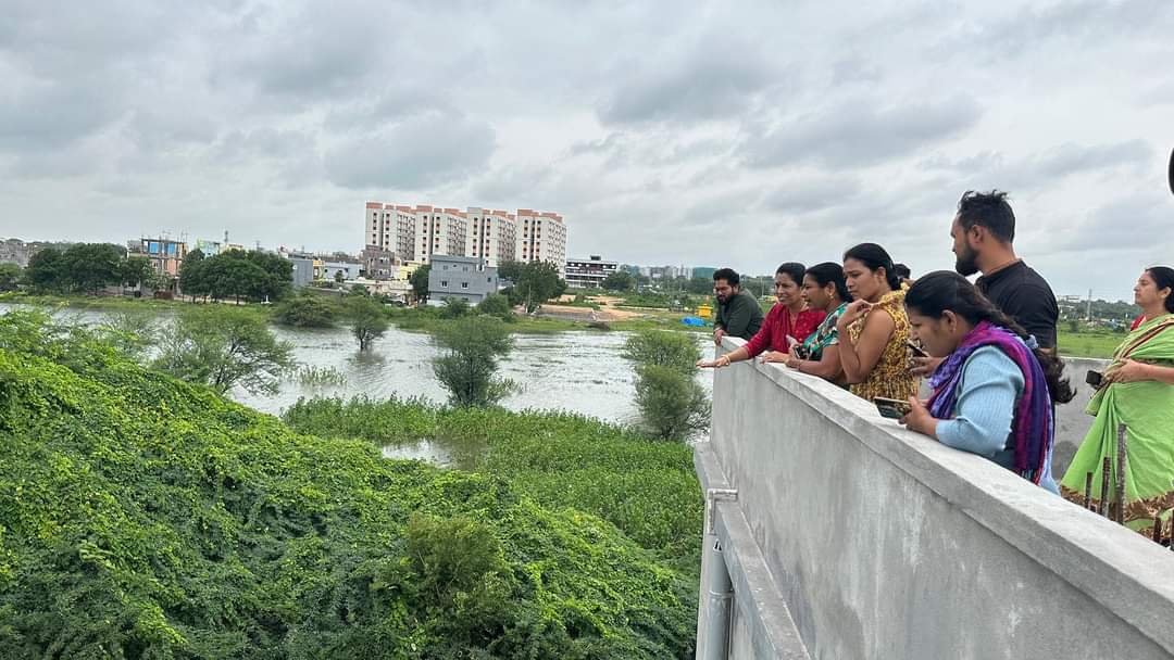 KataSudha's tweet photo. Visited Shiva Sairam Nagar Colony along with Municipal Officials after knowing residents of Colony members are facing problems due to heavy rains  and discussed with Colony members and promised them water will be cleared in Colony soon
#mahilacongress #katasudhasrinivasgoud https://t.co/A4yygmWRyV