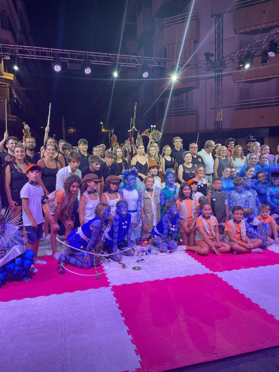 Amb <a href="/FasFesta/">Fas Festa</a> i <a href="/ross_porta/">ross porta</a> hem estat als escacs vivents de Xàbia, una modalitat de teatre única al món que combina una partida d'escacs, música en directe i dansa. El 2002 es va reconéixer com a festa d'interés turístic nacional.

♟️ Mira el reportatge: web.apunt.es/escacs-Xabia