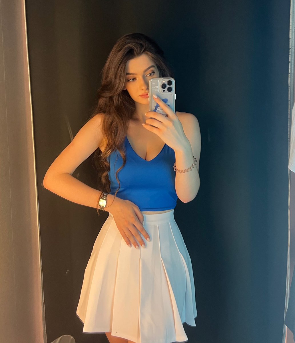 Victoria🦦 tweet media