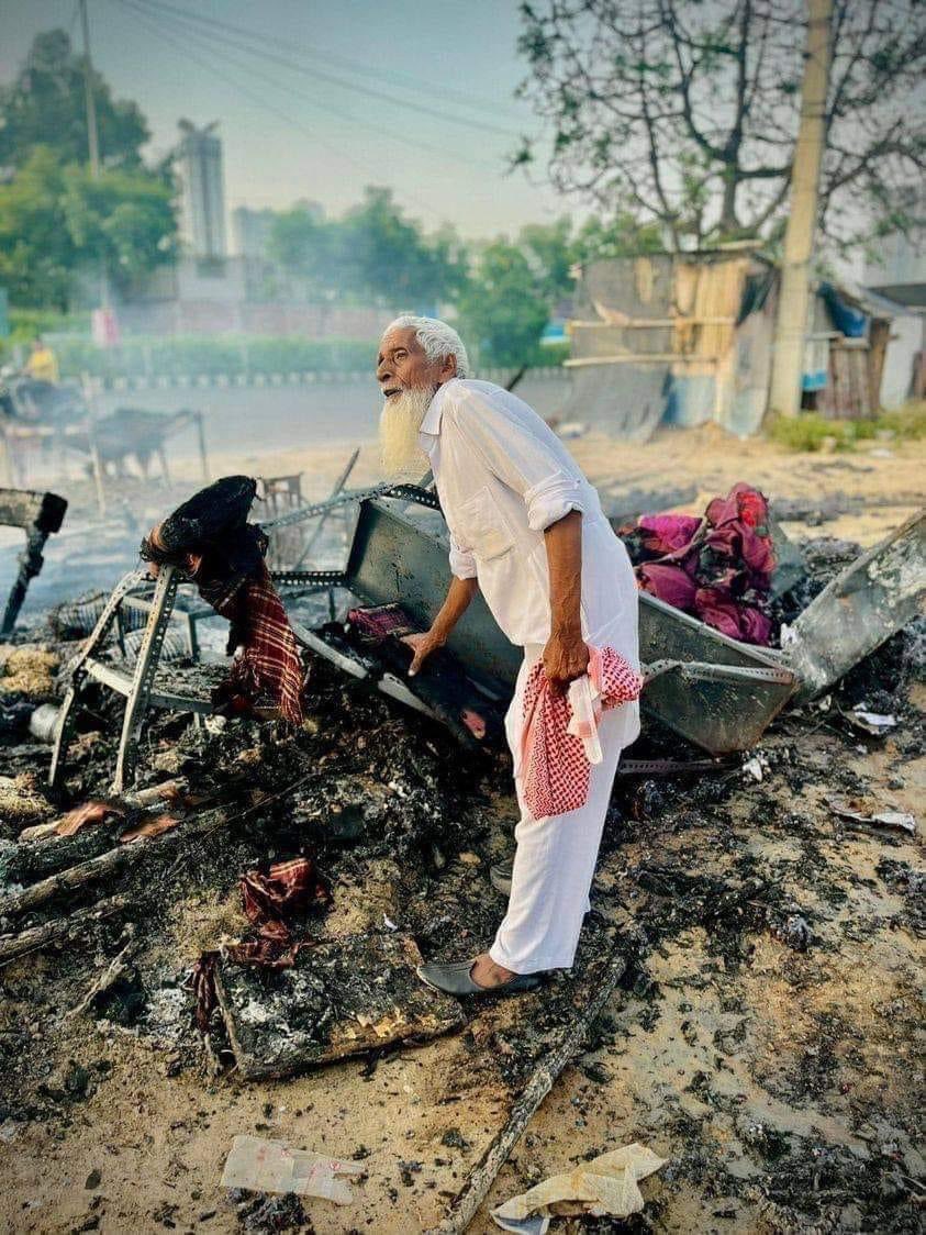 घरों की राख फिर देखेंगे पहले देखना ये है
घरों को फूँक देने का इशारा कौन करता है ?
-राहत साहब