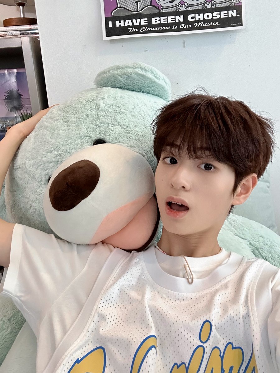 [#장현준]
안뇽 위즈들!! 오늘 라이브 재밌었죠??
현준이는 이번이 두 번째 라이브라서 더 재밌었어요!! 
그리구 오늘 저희 더윈드 멤버 트위터가🚪 열렸어요!! ❤
앞으로 여기다가 많아 올릴테니 기대해줘요 사랑해요❤❤ 현준이였습니다시마
