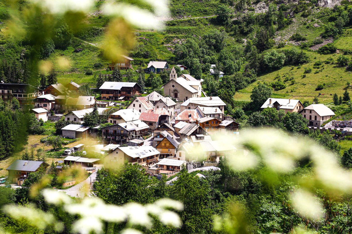 Vars et ses villages en été 😍 vous reconnaissez celui-ci ? 💬🤫