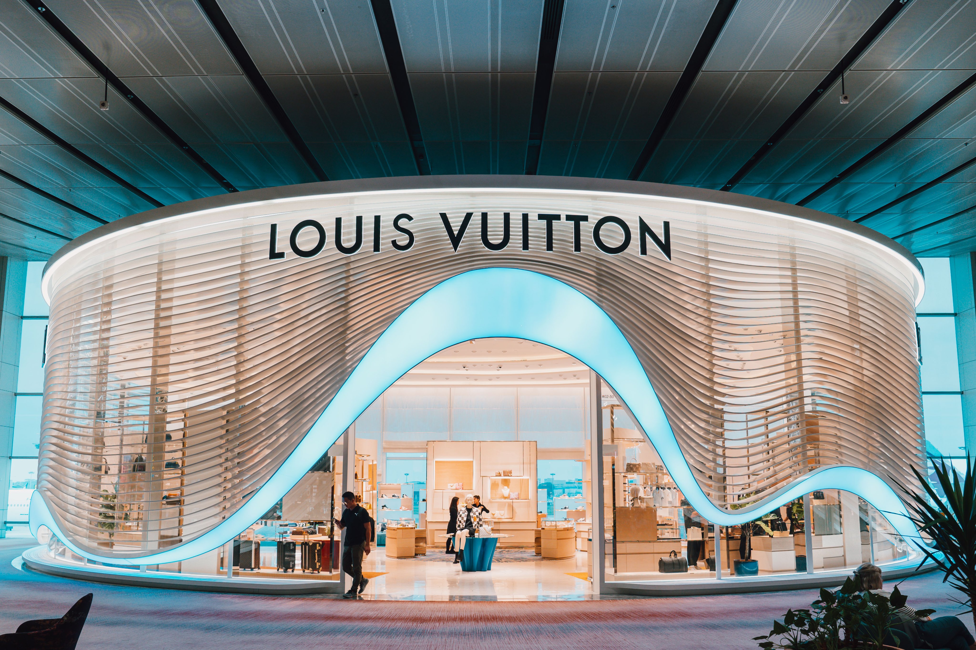 St. Regis Singapore on X: Travellers, rejoice. Louis Vuitton has just  unveiled its two-storey duplex at Changi Airport. Housed inside the new  Crystal Garden in the Departure Transit Hall of Terminal 3