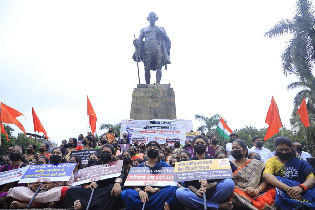 AUThackeray's tweet image. देशभरात महिलांवर होत असलेल्या अत्याचारांविरुद्ध आणि बेताल विधानांविरुद्ध आज युवासेनेच्या युवतींनी आणि शिवसेनेच्या रणरागिणींनी भव्य मूक मोर्चा काढला. 
महिलांचा हा आक्रोश जर सरकारने ऐकला नाही तर महिलांमधली हीच 'शांता' आता 'दुर्गेचं' रुप घेईल आणि समाजातील विकृती मनोवृत्तींना धडा…