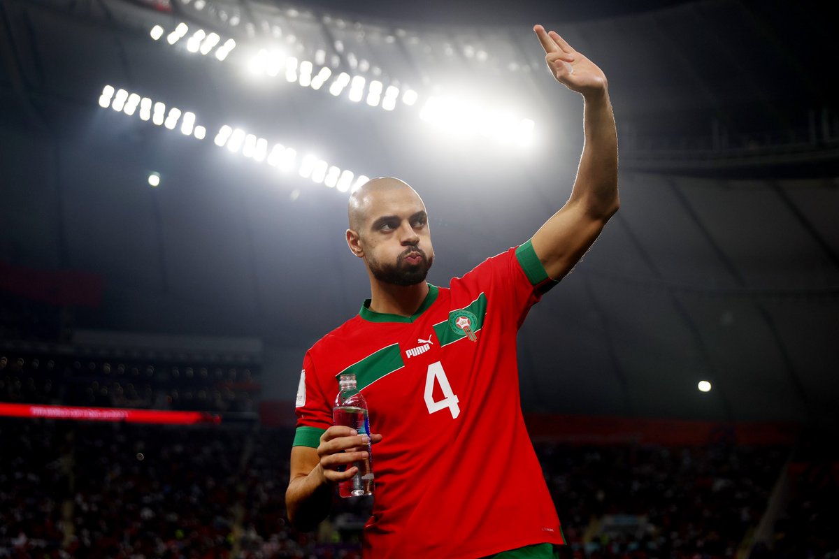 FabrizioRomano's tweet photo. Amrabat has no doubts: he said yes to Manchester United, he wants the move since first talks in June despite rich Saudi bids 🔴🇲🇦

Understand he never said he’s “staying” or anything similar. Fake quotes.

No official bid yet — Man Utd will send it as soon as Fred/Donny leave. https://t.co/ZZz1eNds0W