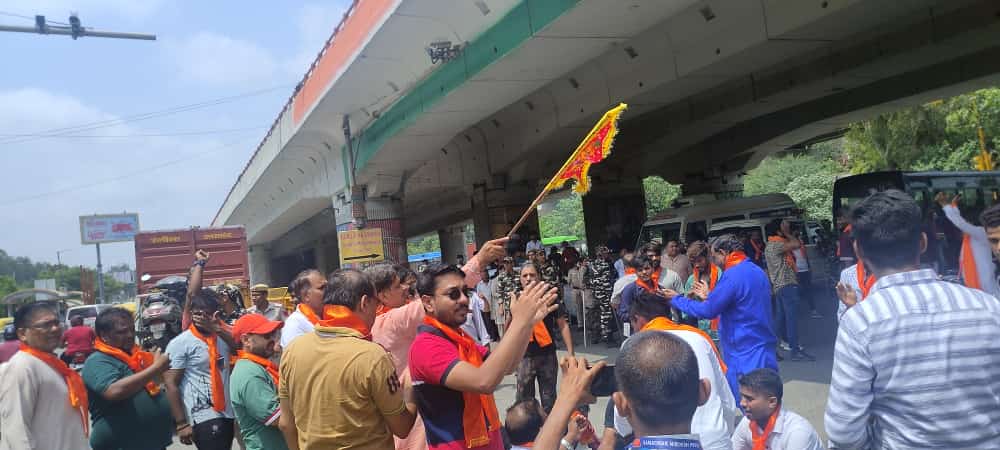 BajrangDalOrg's tweet photo. नूंह (मेवात) में ब्रजमंडल यात्रा पर हमले और हिंसा के विरोध में बजरंग दल के कार्यकर्ताओं का दिल्ली के सरस्वती विहार में विरोध प्रदर्शन.
#Mewat #Haryana #nuh #NuhViolence #MewatTerrorAttack #Mewatviolence https://t.co/QguruPsWtg