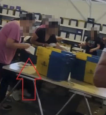 vitoquiles's tweet image. #EXCLUSIVA | Escándalo en el escrutinio del 23J.

Funcionarios abrieron los sobres del voto por correo antes de introducirlos en la urna. Algo prohibido por la ley electoral.

Difundan, se deben impugnar las elecciones.