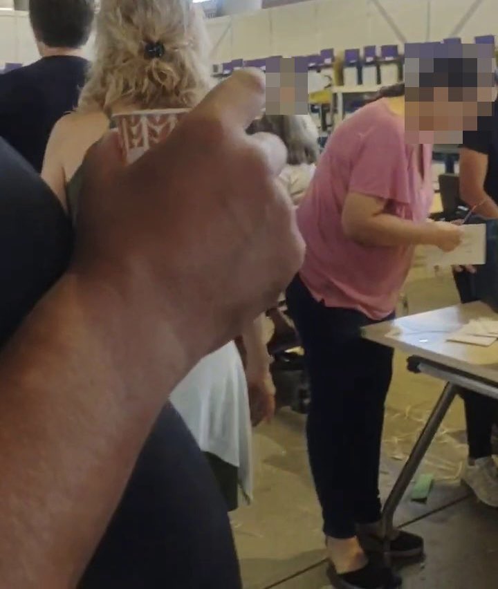 vitoquiles's tweet image. #EXCLUSIVA | Escándalo en el escrutinio del 23J.

Funcionarios abrieron los sobres del voto por correo antes de introducirlos en la urna. Algo prohibido por la ley electoral.

Difundan, se deben impugnar las elecciones.