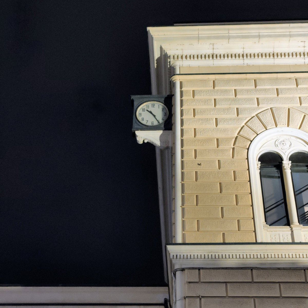 itzuki87's tweet photo. 🧵 Oggi è il 2 agosto, e come ogni anno viene pubblicata la foto dell’orologio della stazione di Bologna fermo alle 10.25 del 2 agosto 1980.
È falso, è fermo dal 1996 ⬇️ https://t.co/fNIIok5Top