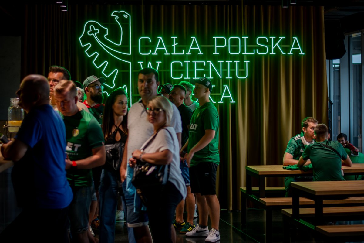 Śląsk Wrocław (@slaskwroclawpl) on Twitter photo 🔙 W sobotę wielu kibiców wspierających zespół Śląska miało okazję po raz pierwszy odwiedzić <a href="/bsmsportsbar/">Browar Stu Mostów - Sports Bar</a> 🏟️
Przypominamy, że nowy lokal na <a href="/TarczynskiArena/">Tarczyński Arena Wrocław</a> jest otwarty cały czas, nie tylko w dni meczowe! 🏟️
🇮🇹 Zapraszamy i życzymy smacznego! 😎 🔙 W sobotę wielu kibiców wspierających zespół Śląska miało okazję po raz pierwszy odwiedzić <a href="/bsmsportsbar/">Browar Stu Mostów - Sports Bar</a> 🏟️
Przypominamy, że nowy lokal na <a href="/TarczynskiArena/">Tarczyński Arena Wrocław</a> jest otwarty cały czas, nie tylko w dni meczowe! 🏟️
🇮🇹 Zapraszamy i życzymy smacznego! 😎