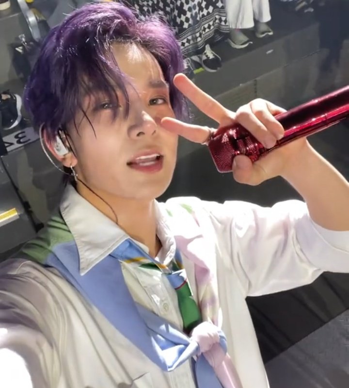 ihs_heeseung's tweet image. purple hair suits heeseung well too 💜