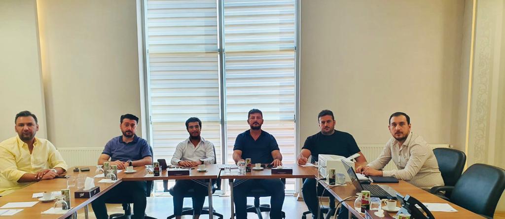 ŞUTSO Meslek Komiteleri (@komiteleri) on Twitter photo 8.Meslek Komitesi Ağustos ayı toplantısı; Komite Başkanı <a href="/UcanResat/">Reşat Uçan</a> , Meclis ve Komite Üyelerinin katılımıyla gerçekleşti. Toplantıda, gündem maddelerinin yanı sıra sektörel sorunlar ve çözüm önerileri görüşüldü. <a href="/memcakmak/">Mehmet Çakmak</a> <a href="/FatihUrluk/">Fatih Urluk</a> <a href="/GokkanIzzet/">İzzet Gökkan</a> <a href="/m_ali_tel/">M.Ali TEL</a> <a href="/yunuscaliskan_/">Yunus Çalışkan</a> 8.Meslek Komitesi Ağustos ayı toplantısı; Komite Başkanı <a href="/UcanResat/">Reşat Uçan</a> , Meclis ve Komite Üyelerinin katılımıyla gerçekleşti. Toplantıda, gündem maddelerinin yanı sıra sektörel sorunlar ve çözüm önerileri görüşüldü. <a href="/memcakmak/">Mehmet Çakmak</a> <a href="/FatihUrluk/">Fatih Urluk</a> <a href="/GokkanIzzet/">İzzet Gökkan</a> <a href="/m_ali_tel/">M.Ali TEL</a> <a href="/yunuscaliskan_/">Yunus Çalışkan</a>