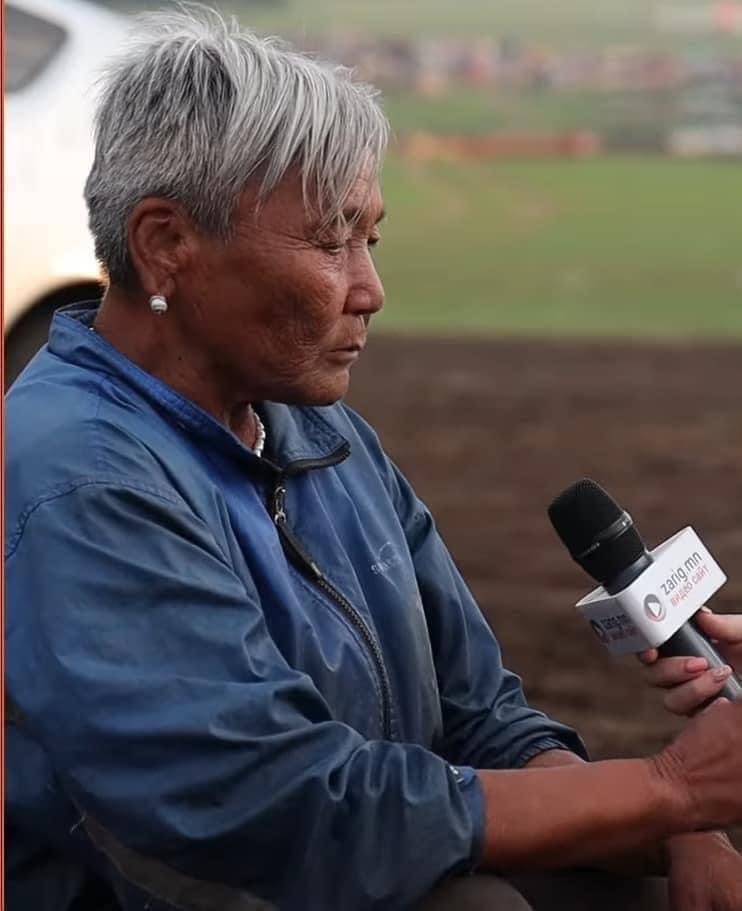 Энэ хүнд ямар буруу бгаан бэ? Юмаа алдсан хүн, шаль наль гэхгүй асуудлыг цагдаад өгсөн л байна, цагдаа шүүх нь шийдвэр гаргасан л бна. Асуудлыг хуулийнх нь дагуу шийдүүлэх гэсэн хариуцлагатай л иргэн байна