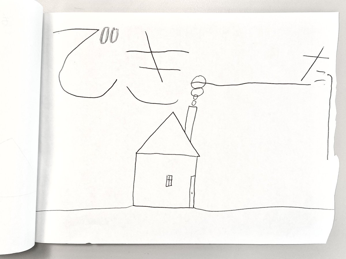 こたが人生で一番最初に作った絵本「おうちができる」です。4〜5歳くらい? お家を作る話なのに、土地をならす描写の方が凝ってて面白いです🏠