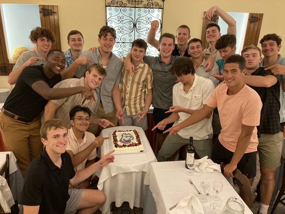 Check out the dessert for our 1st team meal in Rome - Bulldog cake! ⁦<a href="/DSUBulldogs/">DeSales Athletics</a>⁩ #BulldogsInRome